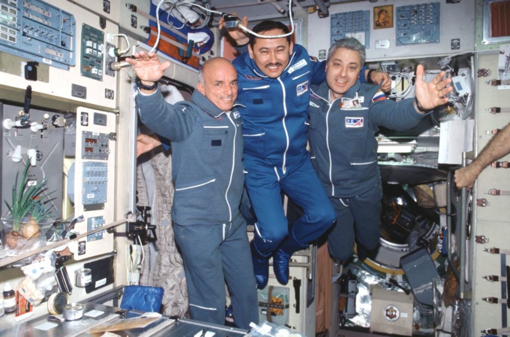 Второй полет. Космонавты Д. Тито, Т. Мусабаев и Ю. Батурин на борту космического корабля "Союз ТМ-32". 2001 г.