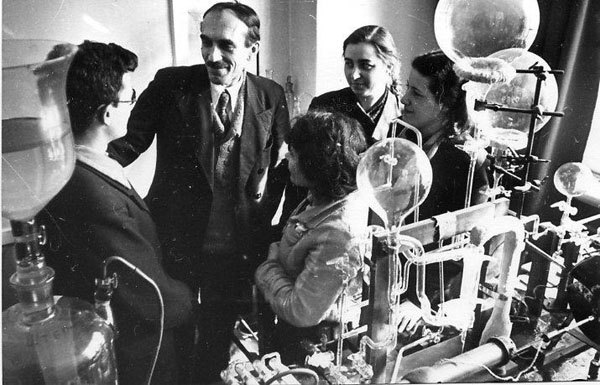 Академик Н.Н. Семёнов беседует с молодыми сотрудниками одной из лабораторий Института химической физики АН СССР, 1958 г.