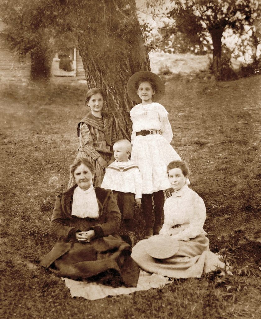 Чудом уцелевшая детская фотография С. А. Христиановича вместе с матерью, старшей сестрой, ее подругой и бонной.